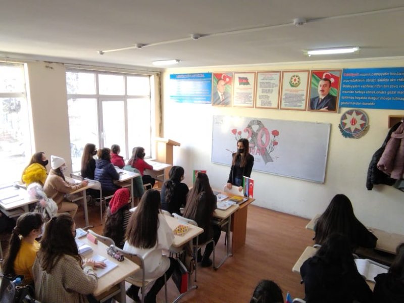  UNEC-in nəzdində Sosial İqtisadi Kollecdə birinci saat dərslər 20 Yanvar faciəsinin otuz ikinci il dönümünə həsr olunub.