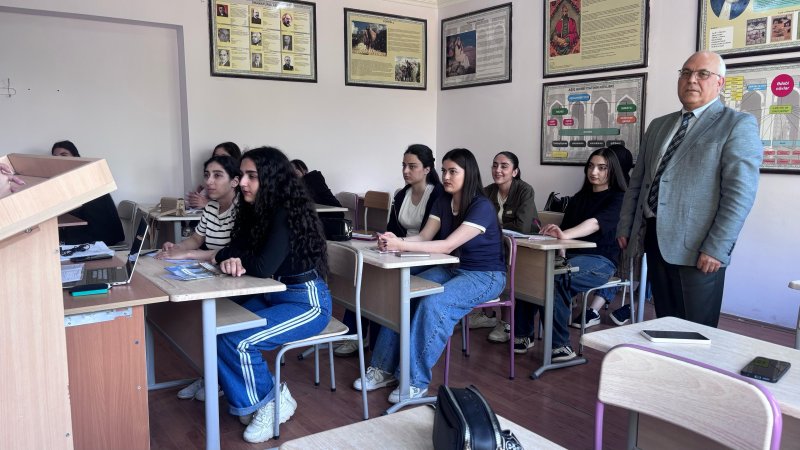 Kollecdə “Hüquqi dövlətin əsas qanunu”mövzusu müzakirə olundu - Əlavə şəkil 3